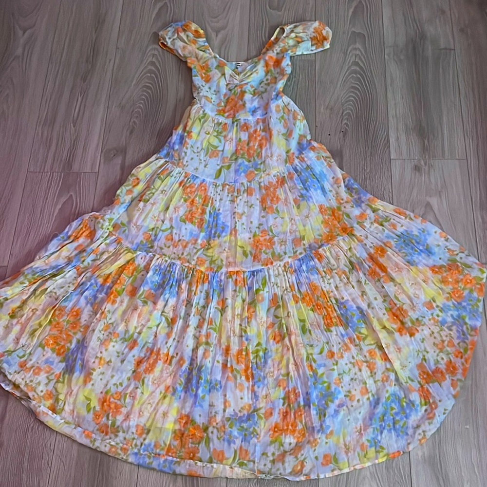 I am selling this beautiful dress!